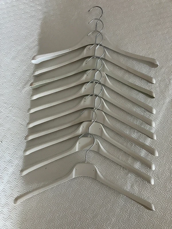 Set van 10 witte harde plastic kleerhangers – photo 3